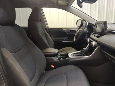 Used 2019 Toyota RAV4 LE FWD image 21