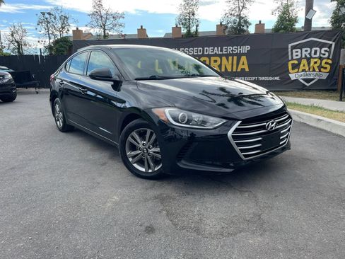 Used 2017 Hyundai Elantra SE FWD image 2