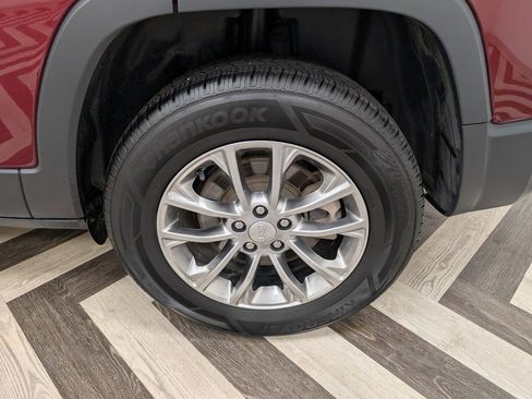 Used 2019 Jeep Cherokee Latitude Plus w/ Comfort/Convenience Group image 20