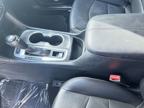 Used 2018 Chevrolet Equinox Premier FWD image 19