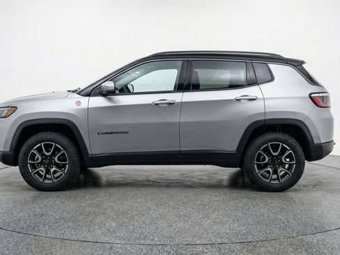 Used 2025 Jeep Compass Trailhawk image 5