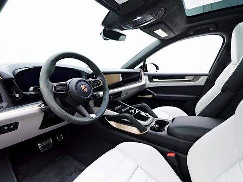 Used 2025 Porsche Cayenne GTS image 2