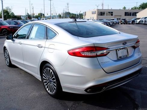 Used 2017 Ford Fusion SE w/ Fusion SE Technology Package FWD image 8