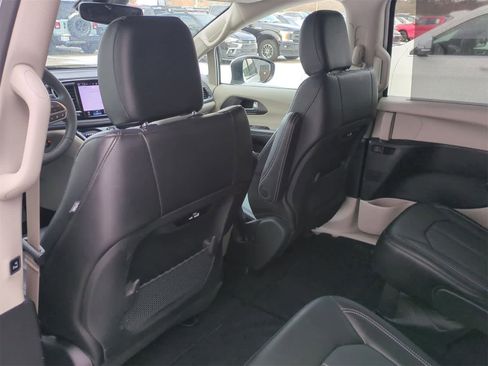 Used 2023 Chrysler Pacifica Touring-L image 18