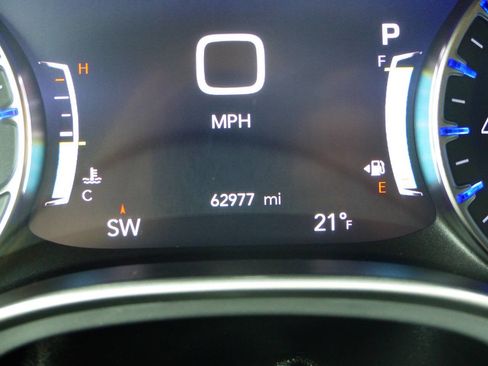 Used 2021 Chrysler Pacifica Touring w/ Uconnect Theater Family Group image 27