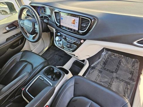 Used 2023 Chrysler Pacifica Touring-L FWD image 26