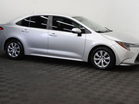 Used 2020 Toyota Corolla LE FWD image 3
