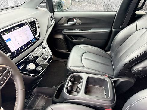 Used 2025 Chrysler Pacifica Select FWD image 26