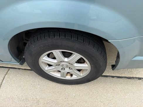 Used 2010 Chrysler Town & Country Touring FWD image 11