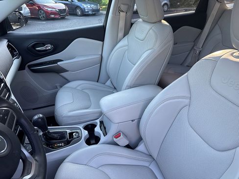 Used 2019 Jeep Cherokee Limited AWD/4WD image 25