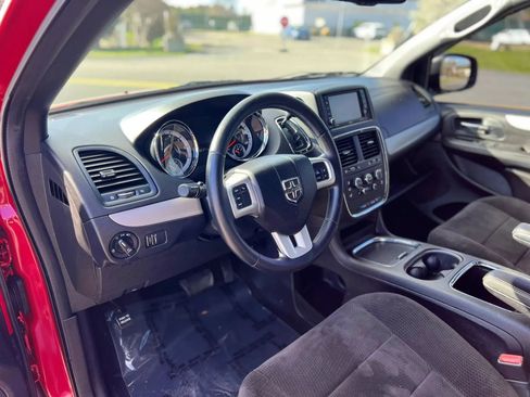 Used 2014 Dodge Grand Caravan SXT w/ UConnect Hands-Free Group FWD image 9