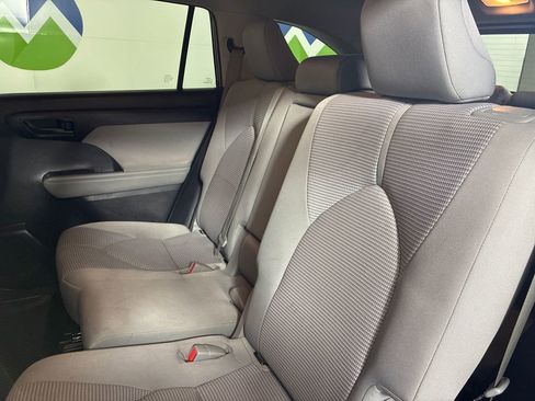 Used 2023 Toyota Highlander LE AWD/4WD image 23