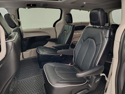 Used 2024 Chrysler Pacifica Limited w/ Trailer Tow Group image 26