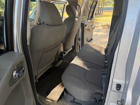 Used 2016 Nissan Frontier SV image 13