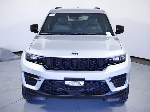 Used 2024 Jeep Grand Cherokee Altitude image 19