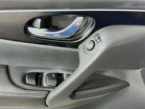 Used 2018 Nissan Rogue Sport SL w/ SL Premium Package image 24