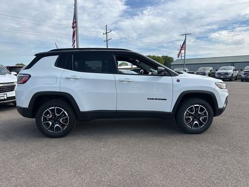 Used 2024 Jeep Compass Trailhawk image 5