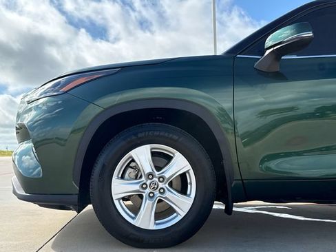 Used 2023 Toyota Highlander LE FWD image 5