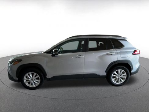 Used 2025 Toyota Corolla Cross LE image 9