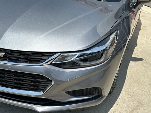 Used 2018 Chevrolet Cruze LT w/ Convenience Package FWD image 11