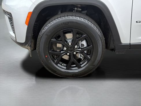 New 2026 Jeep Grand Cherokee Altitude image 9