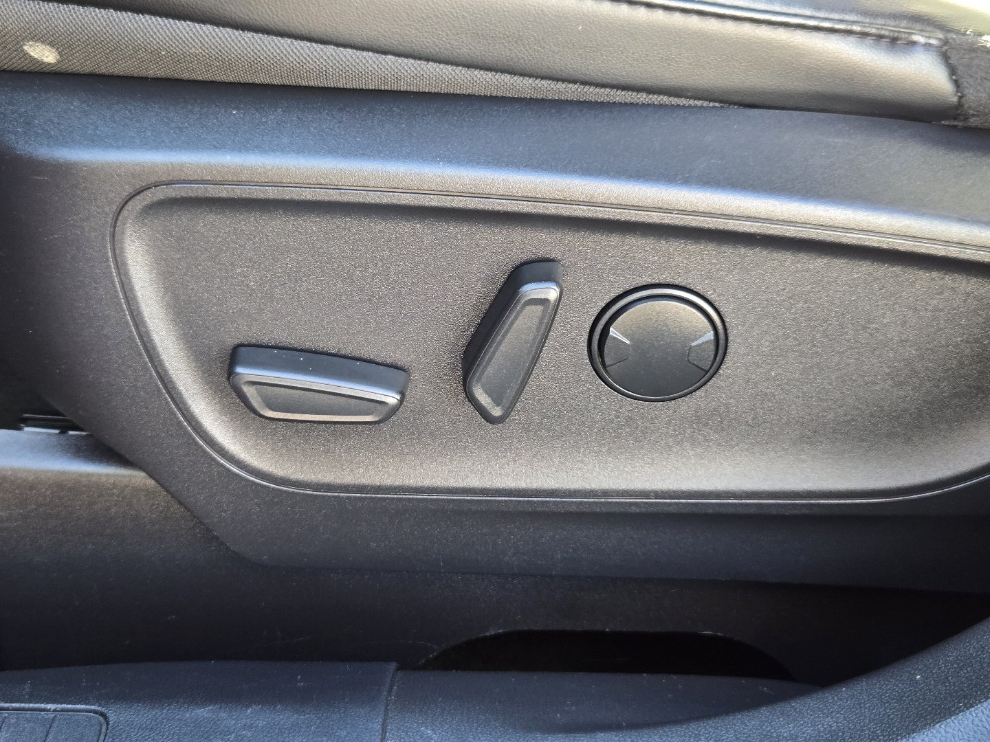 Used 2025 Ford Escape ST-Line Select AWD/4WD image 13
