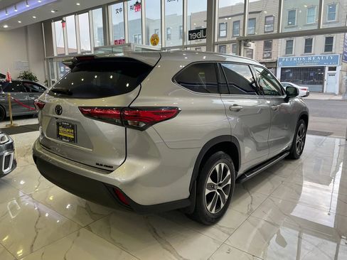 Used 2022 Toyota Highlander XLE AWD/4WD image 6