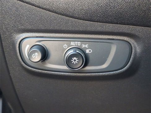 Used 2021 Chevrolet Equinox LS image 17