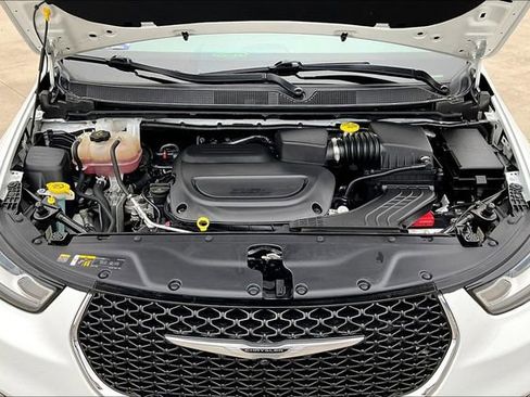 Used 2023 Chrysler Pacifica Limited FWD image 30
