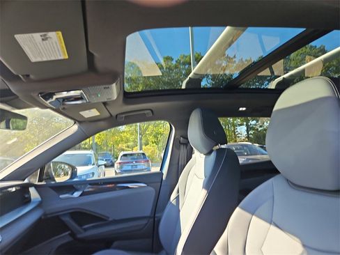 New 2025 Volkswagen Tiguan SE R-Line image 7