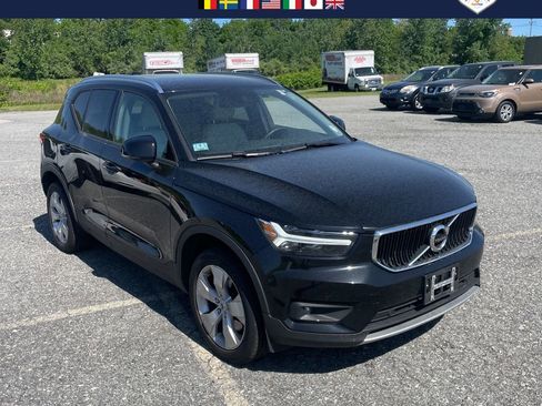 Used 2021 Volvo XC40 T5 Momentum AWD/4WD image 1