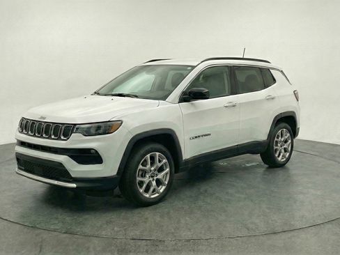 Used 2025 Jeep Compass Limited AWD/4WD image 3