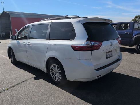 Certified 2017 Toyota Sienna XLE image 4
