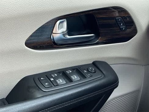 Used 2023 Chrysler Pacifica Limited image 40