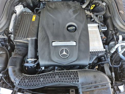 Used 2019 Mercedes-Benz GLC 300 4MATIC image 17