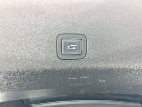 Used 2023 GMC Yukon SLT AWD/4WD image 16