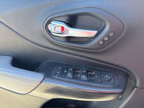 Used 2014 Jeep Cherokee Limited w/ Luxury Group AWD/4WD image 14