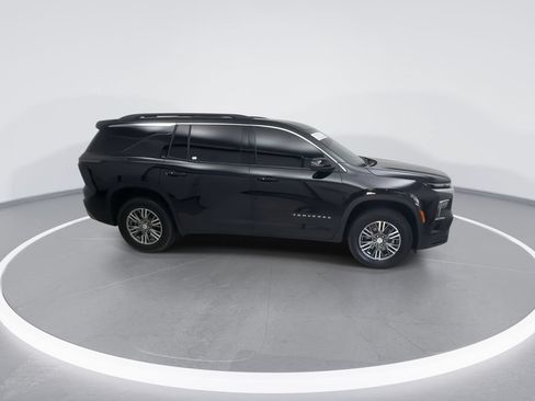 Used 2025 Chevrolet Traverse LT FWD image 2