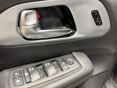 Used 2025 Chrysler Pacifica Limited FWD image 26