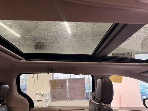 Used 2023 Chrysler Pacifica Limited image 39