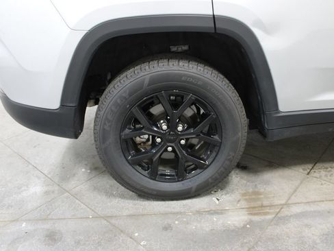 Used 2024 Jeep Grand Cherokee Altitude AWD/4WD image 38
