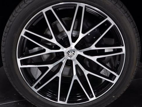 Certified 2026 Porsche Macan image 11