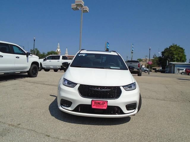 Used 2025 Chrysler Pacifica Limited FWD image 2