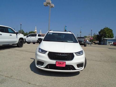 Used 2025 Chrysler Pacifica Limited FWD image 2
