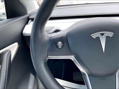 Used 2021 Tesla Model Y Long Range AWD/4WD image 17