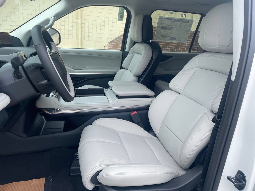 New 2026 Lincoln Navigator Premiere AWD/4WD image 9
