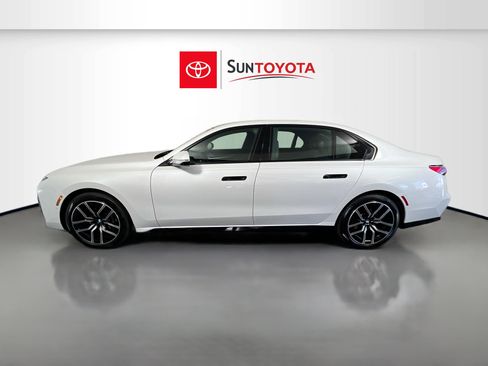 Used 2024 BMW 740i image 7