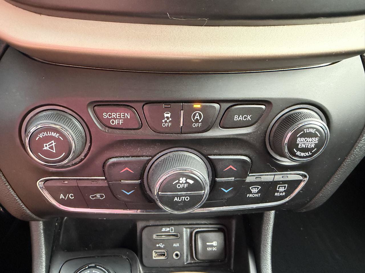 Used 2015 Jeep Cherokee Latitude w/ Comfort/Convenience Group AWD/4WD image 15