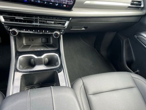 Used 2025 Chevrolet Traverse LT image 36