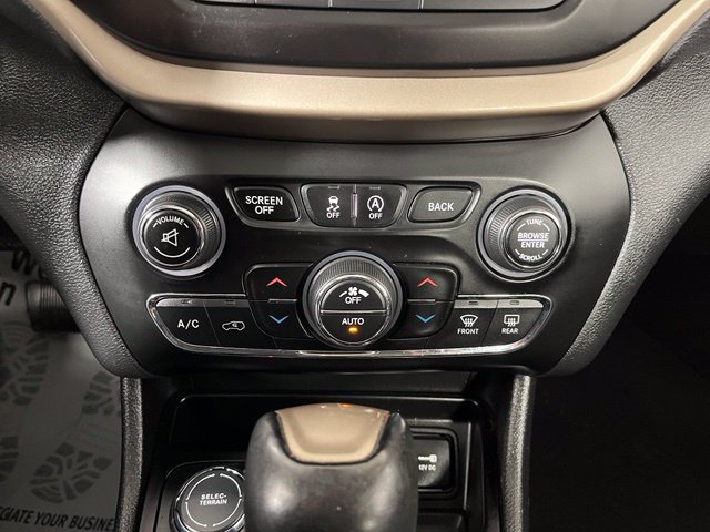 Used 2017 Jeep Cherokee Limited w/ Luxury Group AWD/4WD image 31